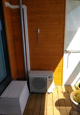 Kompakti Daikin ulkoyksikkö parvekkeella